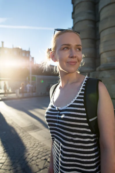 Beautiful young woman traveling — Stock Photo, Image