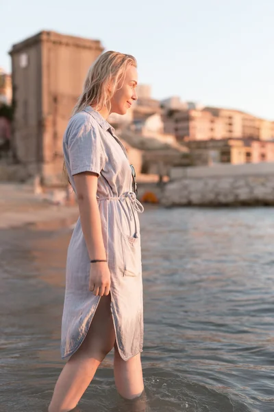 Belle femme sur la plage — Photo