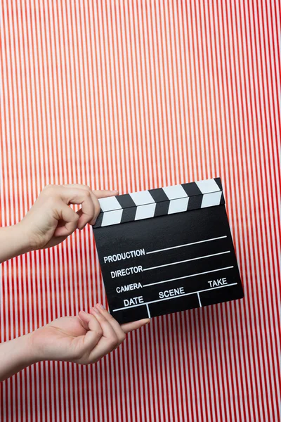 Mulher segurando filme palmas — Fotografia de Stock