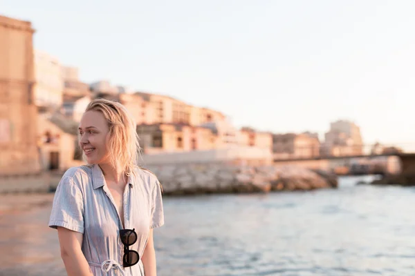 Schöne Frau am Strand — Stockfoto