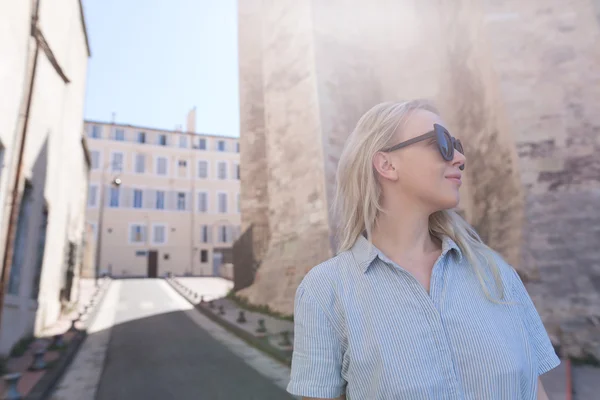 Beautiful young woman traveling — Stock Photo, Image