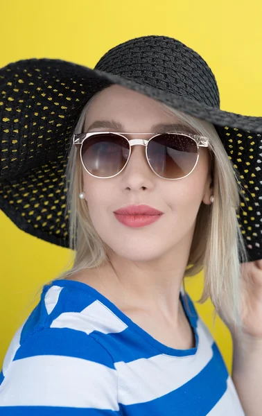 Mujer joven en sombrero de verano — Foto de Stock