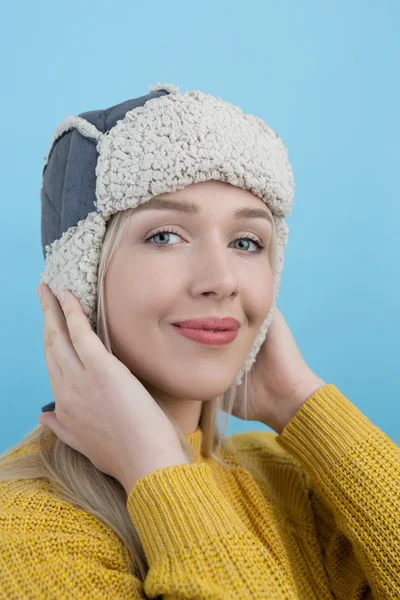 Женщина в шерстяной зимней шляпе с ушами — стоковое фото