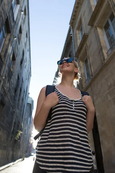 Beautiful young woman traveling — Stock Photo, Image