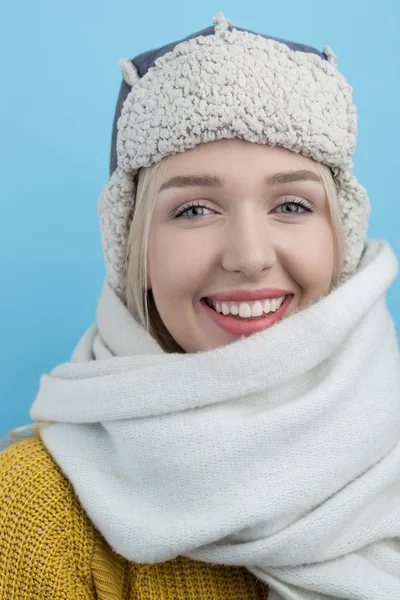 A gyapjas téli kalap earflaps nő — Stock Fotó
