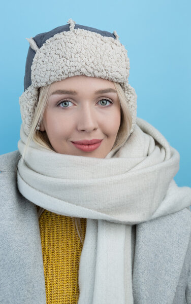 женщина в шерстяной зимней шляпе с ушами
