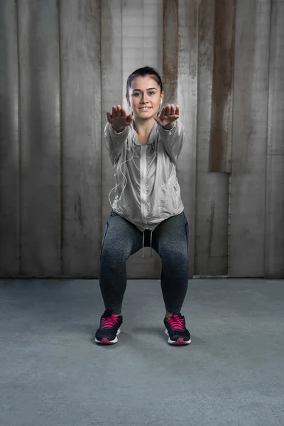 Junge Frau in Sportbekleidung — Stockfoto