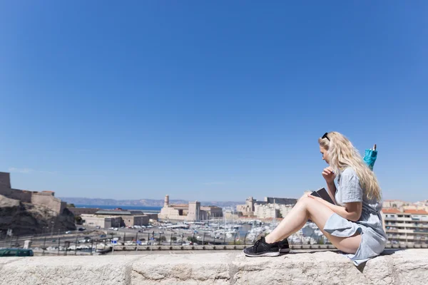 Schöne junge Frau auf Reisen — Stockfoto