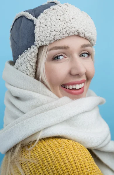 Женщина в шерстяной зимней шляпе с ушами — стоковое фото