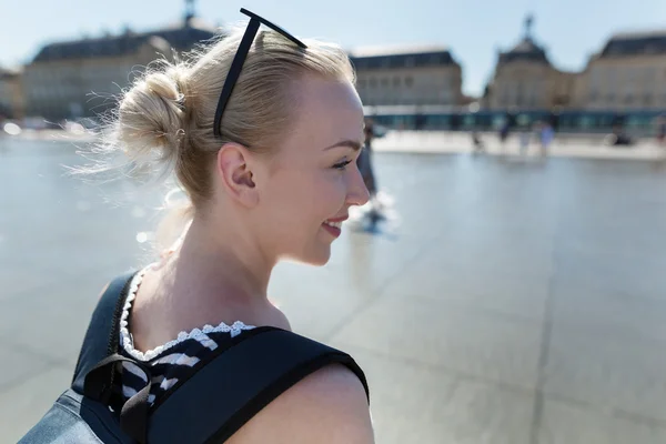 Schöne junge Frau auf Reisen — Stockfoto