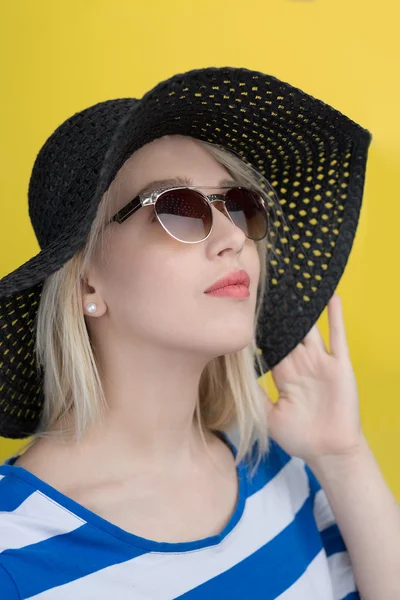 夏帽子の若い女性 — ストック写真