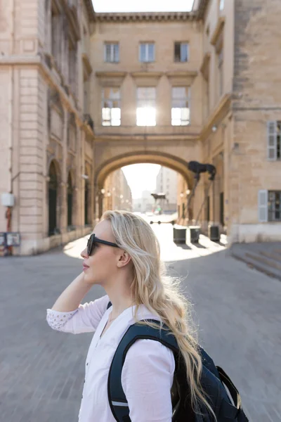 Hermosa joven viajando — Foto de Stock