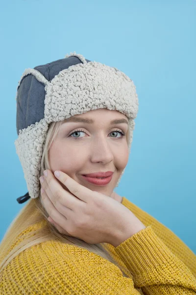 Frau mit wolligem Winterhut mit Ohrenklappen — Stockfoto