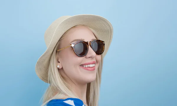 Mladá žena v letní klobouk — Stock fotografie