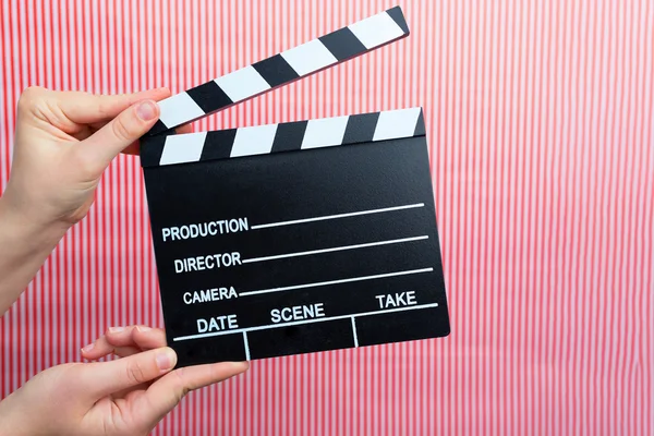 Film clapper tutan kadın