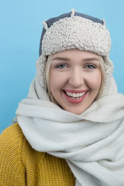 Kvinna i en ullig vintermössa med öronlappar — Stockfoto