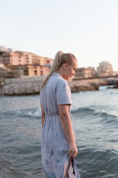 Hermosa mujer en la playa — Foto de Stock