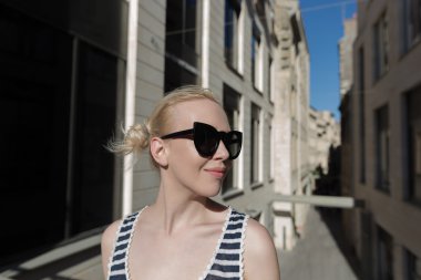 Güzel genç bayan seyahat ediyor.