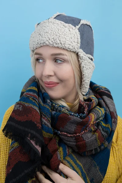Donna in un cappello invernale lanoso con paraorecchie — Foto Stock
