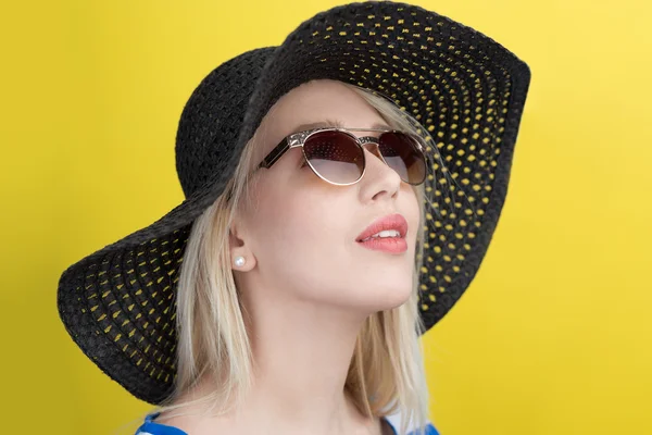 여름 모자에 젊은 여자 — 스톡 사진