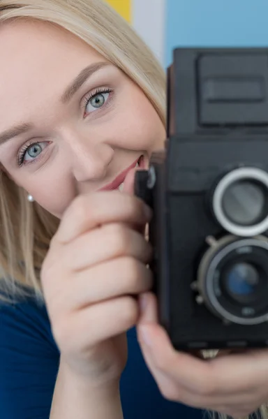 Jong meisje met vintage camera — Stockfoto