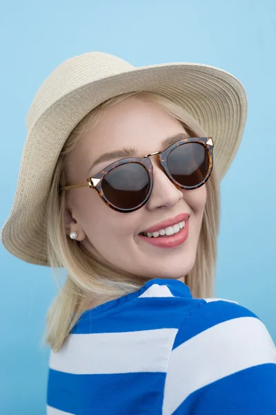 夏帽子の若い女性 — ストック写真