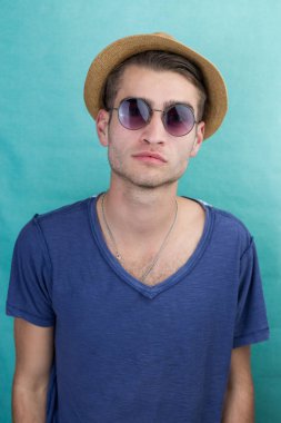 mutlu kendine güvenen genç adam