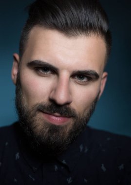 Karanlık arka plandaki genç adam.