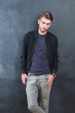 Trendy rahat genç adam 