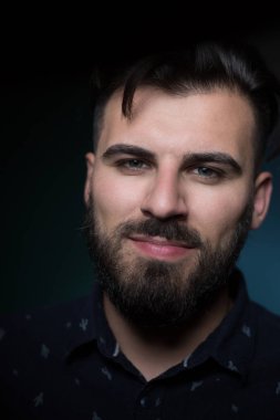 Karanlık arka plandaki genç adam.