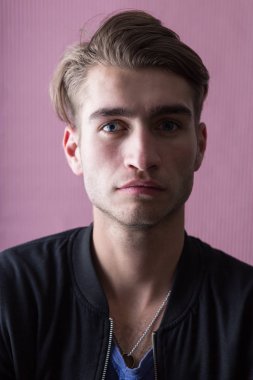 Yakışıklı genç adam. 