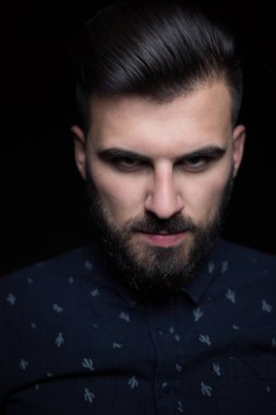 Karanlık arka plandaki genç adam.