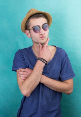 mutlu kendine güvenen genç adam