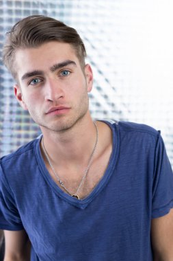 Stüdyodaki genç adam