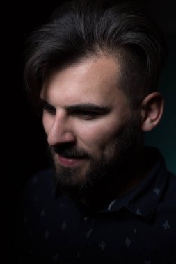 Karanlık arka plandaki genç adam.