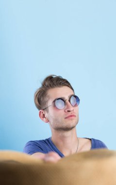 mutlu kendine güvenen genç adam