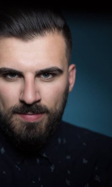 Karanlık arka plandaki genç adam.