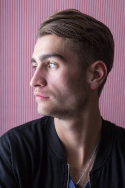 Yakışıklı genç adam. 