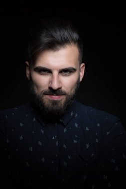 Karanlık arka plandaki genç adam.