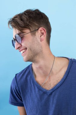 çekici bir genç adam portresi