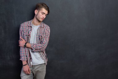 yakışıklı genç bir öğrenci 