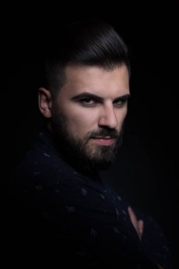 Karanlık arka plandaki genç adam.