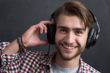 Kendine güvenen genç Dj portresi 