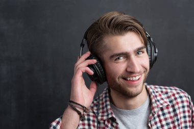 Kendine güvenen genç Dj portresi 