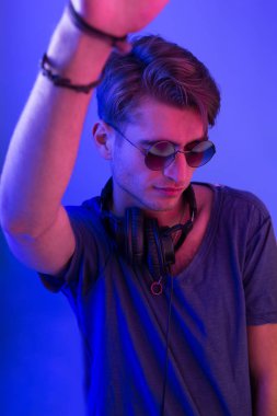 DJ gece kulübünde kulaklıklarla