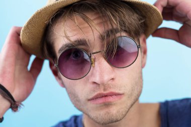 mutlu kendine güvenen genç adam