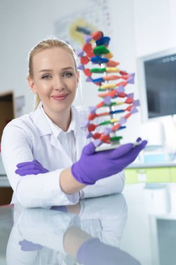 kadın araştırmacı laboratuarda