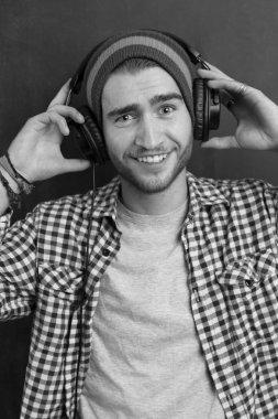 Müzik dinleyen genç bir adamın portresi.