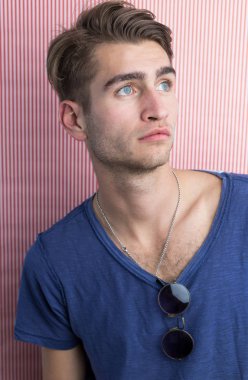 Yakışıklı genç adam. 