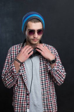 Yakışıklı Dj Studio poz 